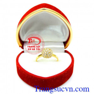 Sự kết hơp tuyệt vời giữa vàng 10k với đá CZ sẽ khiến bàn tay nhỏ xinh của nữ chủ nhân thon thả, ngọc ngà hơn. Nhẫn nữ 10k bông đá lung linh