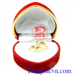 Trang sức cá heo còn là biểu tượng cho tình yêu và sự gắn kết, chung thủy giữa chàng trai và cô gái. Nhẫn nữ cá heo đeo may mắn