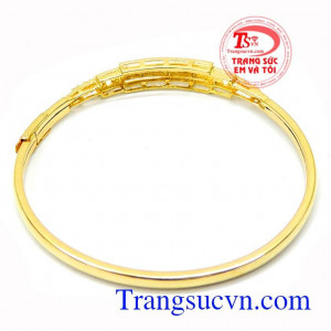 Vòng tay vàng nữ đeo hợp thời trang đầy phá cách, cá tính cho những cô nàng năng động. Vòng tay nữ đeo trẻ trung