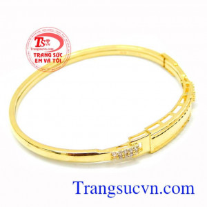 Vòng tay nữ đeo trẻ trung cho nữ với thiết kế độc lạ. 