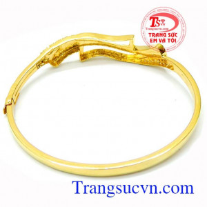 Các chi tiết đá điểm xuyến tạo nét độc đáo cho vòng tay nữ vàng sẽ là món quà vô cùng ý nghĩa vào các dịp đặc biệt quan trọng. Vòng nữ vàng 10k đeo tươi sáng