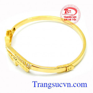 Vòng to và dày thể hiện sự chắc chắn. Vòng nữ vàng 10k đeo tươi sáng