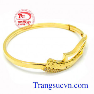 Vòng nữ vàng 10k đeo tươi sáng được làm từ vàng 10k sáng bóng không những thế các chi tiết được tái hiện vô cùng đặc biệt và sắc sảo.