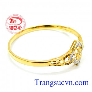Vòng nữ vàng đeo tay cá tính sẽ là món quà tết vô cùng ý nghĩa dành tặng cho người thân làm từ vật liệu 10k sáng bóng. 