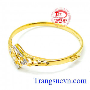 Đính nhiều viên đá trắng nhỏ li ti. Vòng nữ vàng đeo tay cá tính