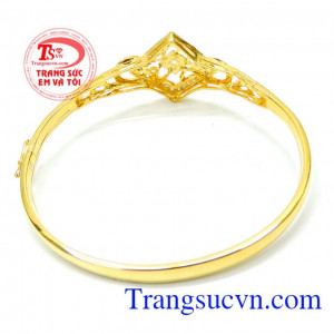 Một viên đá to ở giũa tạo điểm nhấn cho chiếc vòng tay xinh xắn đeo hợp thời trang mang lại vẻ đẹp quý phái nữ tính. Vòng nữ vàng đeo tay cá tính