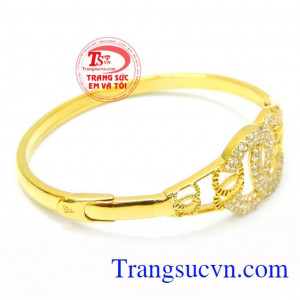 Vòng nữ vàng kiểu đẹp tôn lên vẻ đẹp thanh lịch và vô cùng tinh tế được làm từ vàng 10K nguyên chất.