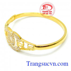 Vòng nữ vàng kiểu đẹp tô điểm thêm những viên đá nhỏ tô thêm vẻ đẹp lung linh.