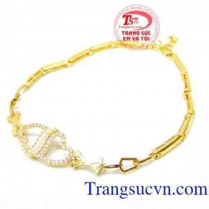 Điểm nhấn của mẫu lắc tay nữ này là thiết kế 2 hình trái tim đẹp với ý nghĩa mang lại sự hạnh phúc yêu thương. Lắc nữ vàng trái tim đôi