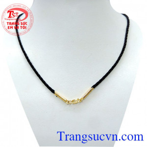 Dây dù bọc vàng 10k giá rẻ là kiểu dây đeo chắc chắn và dày dặn, lúc bạn đeo  cảm giác rất khỏe mạnh và năng độc đeo lên sẽ toát lên vẻ nam tính