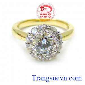 Nhẫn vàng màu tinh tế gắn đá đẹp.