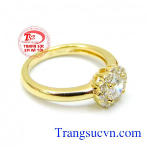 Nhẫn nữ đẹp, tinh tế, là món quà ý nghĩa cho người phụ nữ của bạn. Nhẫn nữ vàng mặt đá bông hoa