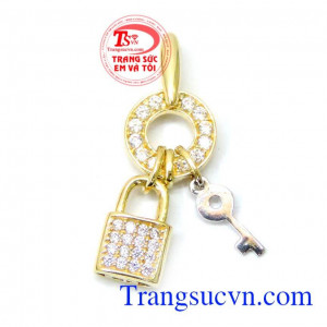 Mặt nữ chìa khóa tình yêu, được thiết kế tinh xảo mới lạ độc, đá kết đẹp, nghệ thuật thể hiện tình yêu chung thủy