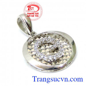 Mặt nữ vàng trắng chữ G được nhiều người ưa chuộng , tin tưởng sự dụng trong nhiều năm