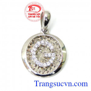 Mặt nữ vàng trắng chữ G, Mặt được thiết kế kiểu đẹp, chữ G bên trong được kết đá , mang lại cho người đeo sự sang trọng , mới mẽ , quyến rũ, cũng là món quà có Ý nghĩa