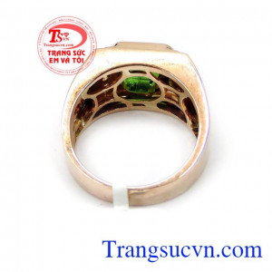 Sản phẩm được đính thêm nhiều đá nhỏ lấp lánh