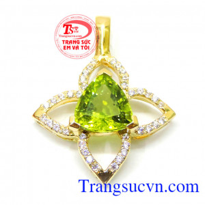 Mặt nữ peridot 18k mệnh mộc là loại đá có màu sắc kết hợp giữa vàng cao quý và xanh lục hi vọng nên khi đeo trang sức đá peridot nó giúp người đeo thêm cá tính tự tin, mang lại vẻ đẹp kiêu xa đeo hợp thời trang