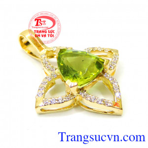 Mặt nữ peridot 18k mệnh mộc mang lại nhiều may mắn với vàng 18k sáng bóng bởi khi được gắn trên trang sức nó sẽ khiến chủ nhân quyến rũ