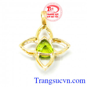 Mặt nữ peridot quý phái tinh tế, đeo hợp phong thủy
