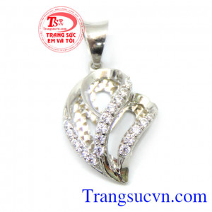 Mặt nữ vàng trắng đẹp 18k, được thiết kế ngệ thuật hình trái tim, kiểu dáng rất đẹp, cách đính đá quá đẹp, mang lại cho người đeo sang trọng, quý phái, cũng ko kém phần quyến rũ cho phái nữ