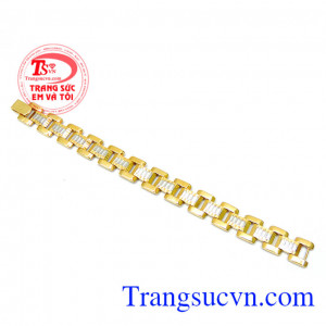 Là món quà ý nghĩa dành cho nam thể hiện được sự mạnh mẽ bản lĩnh của người đàn ông với kiểu dáng đẹp,nam tính phong cách mạnh mẽ sản phẩm được Công ty trang sức em và tôi chế tác và cung cấp trên toàn quốc. 