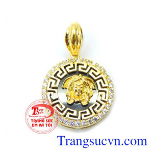 mặt dây làm từ vàng 10k với đường viền chữ Vạn nền màu đen làm tôn lên vẻ đẹp của mặt dây