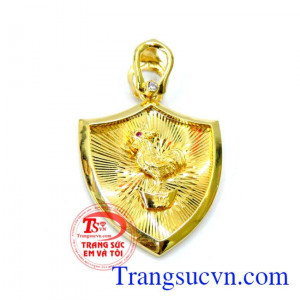 Mặt khiên tuổi dậu kết hợp với hình khiên tạo nên sự che chờ cho người đeo,hình ảnh con Gà(Tuổi Dậu)là cầm tinh là 1 trong 12 con giáp,