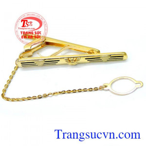 Kẹp caravat đẹp hơn với nét hàng hiệu. 