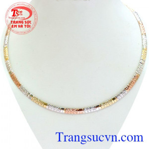 có giấy kiểm định vàng, mang lại vẻ đẹp sang trọng, thời trang và may mắn cho người đeo.