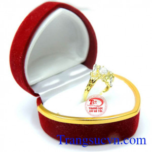 Nhẫn nữ vàng nhỏ xinh đẹp chế tác tinh tế mang đến những đường nét sáng,bóng bền đẹp cho chiếc nhẫn nữ đeo hợp thời trang,chất lượng vàng được đảm bảo uy tín.