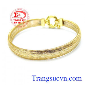 Lắc tay vàng rất dễ kết hợp với trang phục. Lắc tay vòng vàng