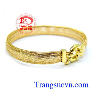 Đeo ở cổ tay tạo nên sự quyến rũ cho phái đẹp. Lắc tay vòng vàng