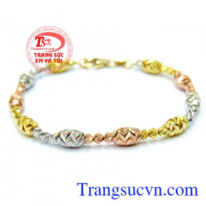 Lắc bi vàng 3 màu tạo nên sự trẻ trung và phong cách. 