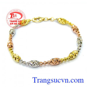 Lắc tay bi vàng ba màu được nhiều người ưa thích với sự nhẹ nhàng và tinh tế cho người đeo. 