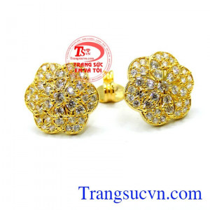 Đôi Hoa tai ôm sát vào tai, hoa tai vàng kết kín đá đều toàn mặt bông hoa, hoa tai được làm trên chất liệu vàng 10k màu vàng tinh tế,hoa tai vàng tây.