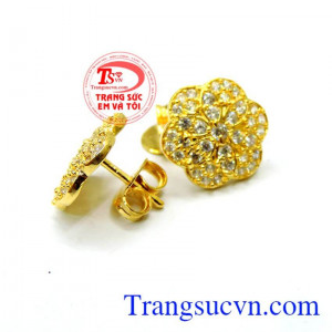 Hoa tai ôm sát tôn lên vẻ nữ tính, dịu dàng mà cô nàng nào cũng yêu thích.