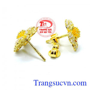 Hoa tai nhất chi mai là sản phẩm hoa tai vàng gắn đá kết bông mai vàng, phù hợp đeo tai cho nữ, hoa tai vàng tây