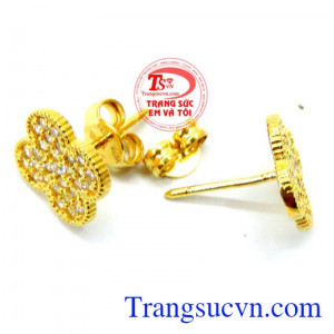 Khuyên tai bông hoa chất lượng, thanh lịch.