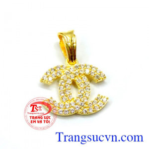 Chiếc Mặt nữ vàng nhỏ xinh  đeo cùng dây chuyền vàng tạo vẻ sang trọng, thời trang.