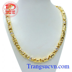 Chiếc Dây chuyền vàng phái mạnh,Dây chuyền vàng được thiết kế to và khối cân đối làm nổi bật sợi dây chuyền khi đeo trên cổ, dây chuyền hai màu trẻ và nam tính