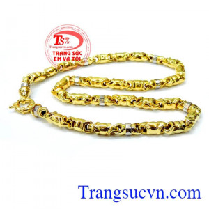 Chiếc Dây chuyền vàng phái mạnh,Dây chuyền vàng được thiết kế to và khối cân đối làm nổi bật sợi dây chuyền khi đeo trên cổ, dây chuyền hai màu trẻ và nam tính