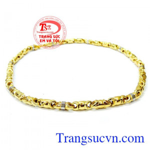 Chiếc Dây chuyền vàng phái mạnh,Dây chuyền vàng được thiết kế to và khối cân đối làm nổi bật sợi dây chuyền khi đeo trên cổ, dây chuyền hai màu trẻ và nam tính