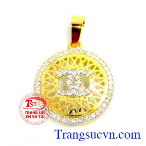 Mặt dây làm bằng vàng, chất lượng vàng đảm bảo, gắn đá kết quang.