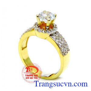 Nhẫn nữ vương triều,được thiết kế trên ý tưởng sự cao quý và sang trọng.