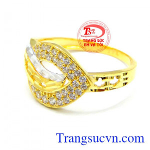 Nhẫn nữ vàng tây được làm từ vàng 10k gắn đá CZ sáng. 