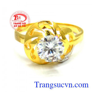 Chiếc Nhẫn nữ danh giá, Làm vàng 10k gắn đá kim nhân tạo. 