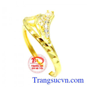 Nhẫn đeo nhỏ và xinh xinh trên ngón tay đeo nhẫn. Nhẫn thương yêu vàng