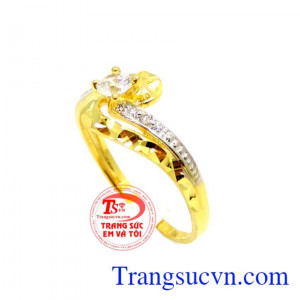 Nhẫn đeo nhỏ và xinh xinh trên ngón tay đeo nhẫn. Nhẫn vàng vị ngọt tình