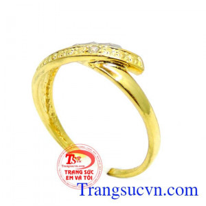 Nhẫn đeo nhỏ và xinh xinh trên ngón tay đeo nhẫn. Nhẫn nữ vàng ngón nhẫn