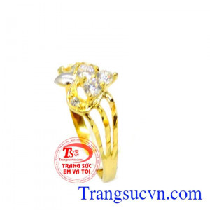 Được thiết kế tinh tế. Nhẫn nữ vàng kết trái